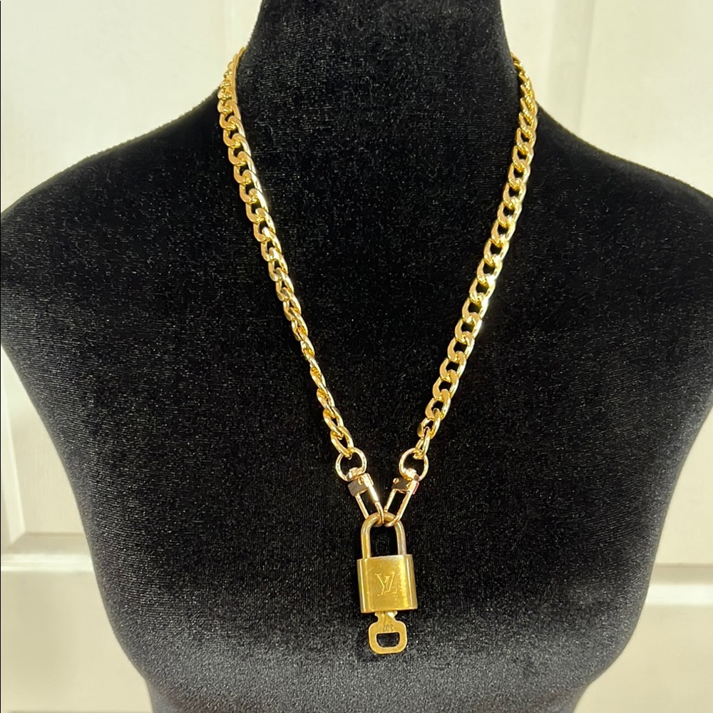 🧡Gold Chain Necklace with LV Lock Pendant 307